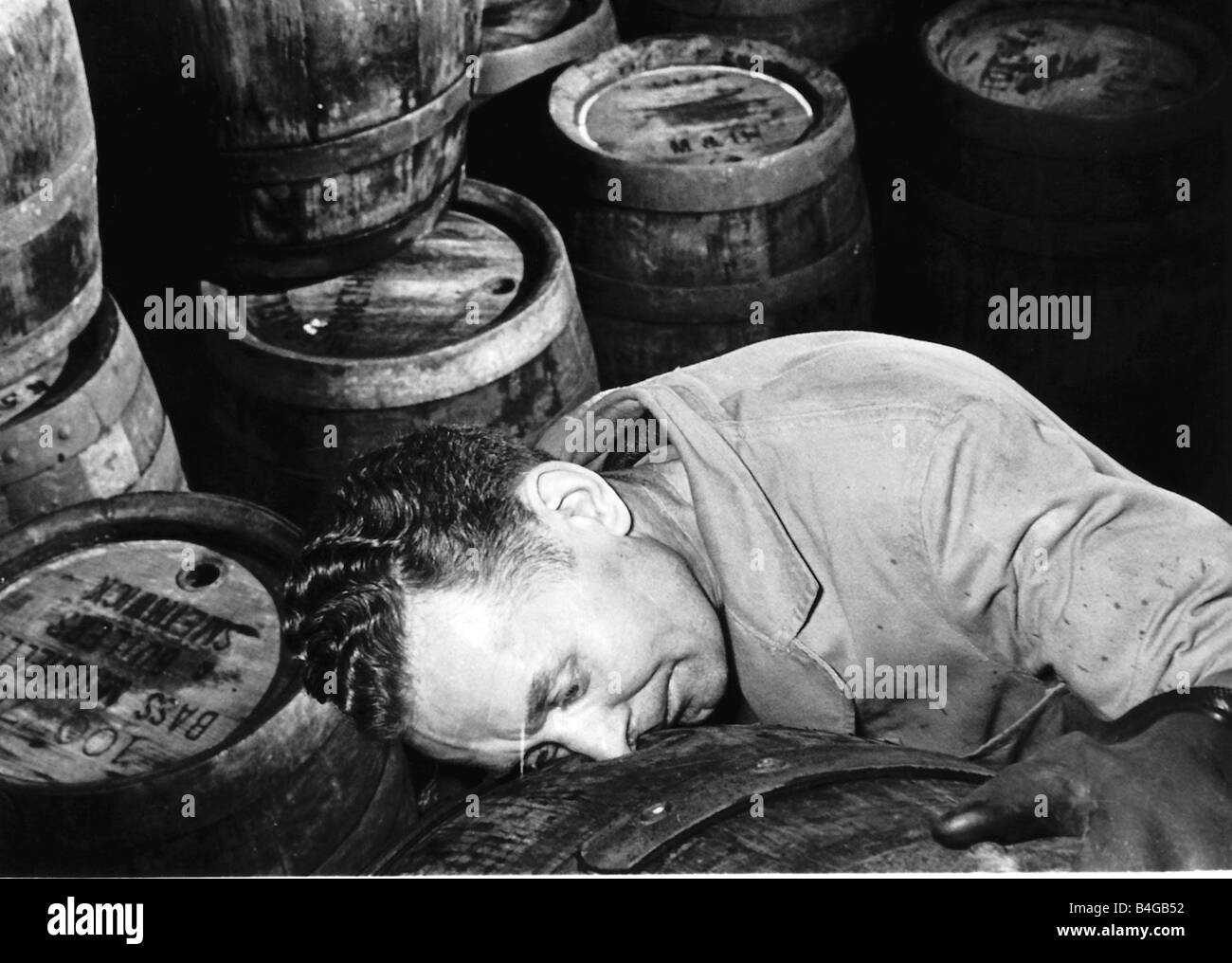 Fred Wycherley smeller uffciali in una birreria a Wolverhampton Staffordshire verificare la presenza di impurità con il suo naso Foto Stock