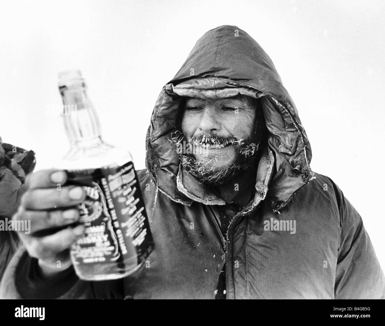 Charles Burton la spedizione al Polo Nord prende una poggia con una bevanda a partire da una bottiglia di Jack Daniels Foto Stock