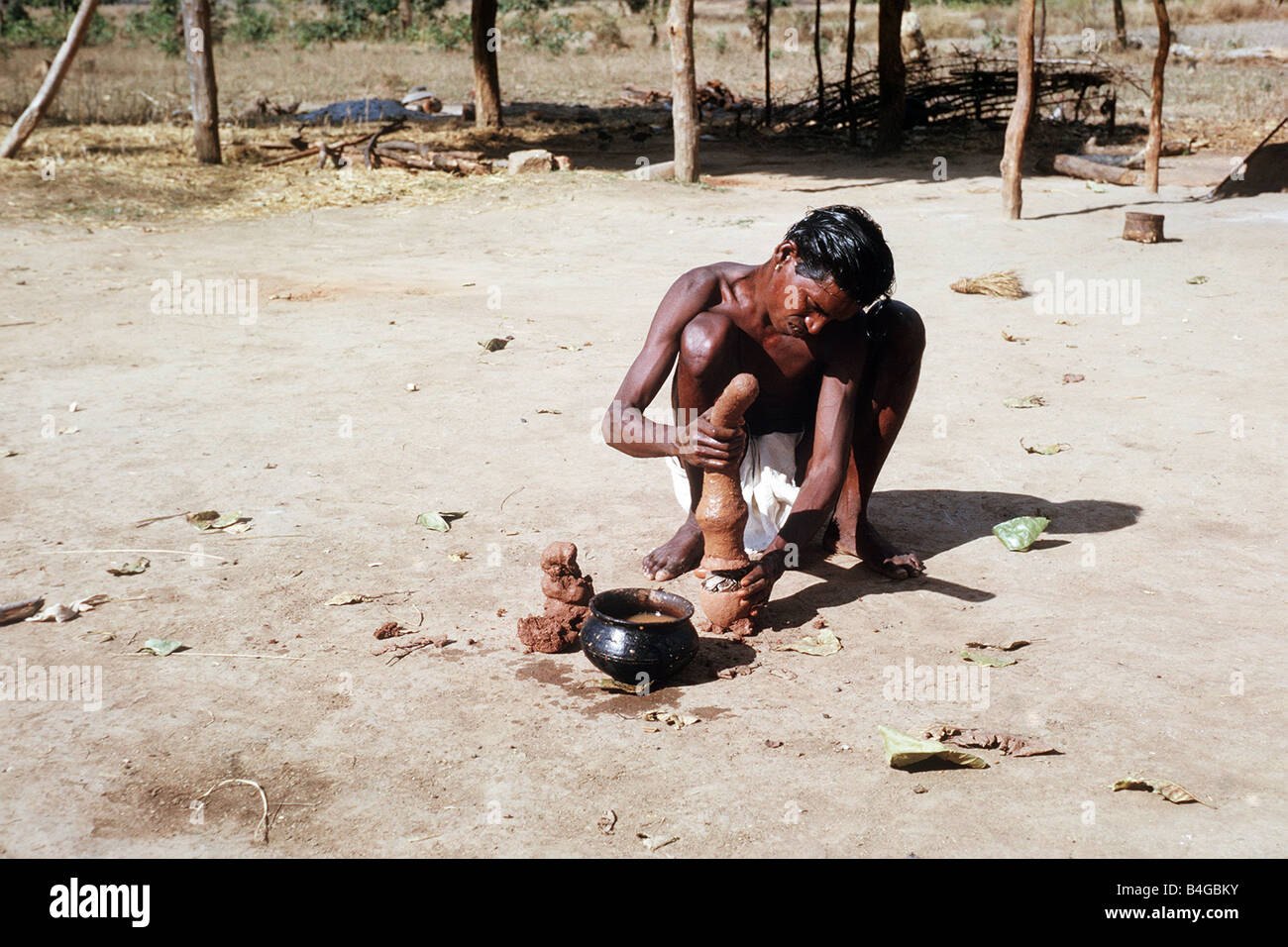 Uomo in India di giunzione tazza di argilla di bit metallica essendo unite ad un'argilla stampo per una colata di avvisatore acustico Foto Stock