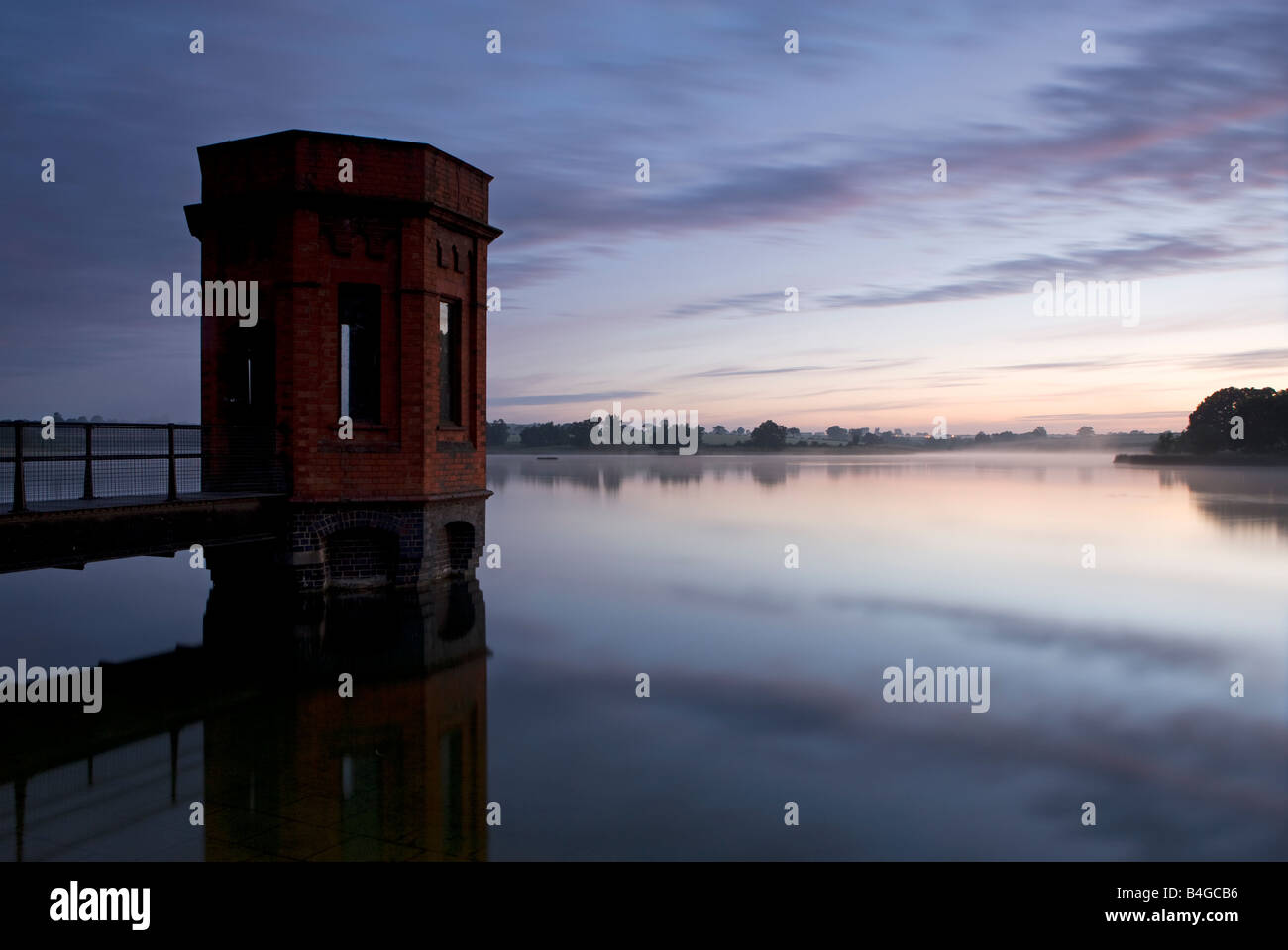 Torre dell'acqua all'alba, Sywell serbatoio, Sywell, Northamptonshire, England, Regno Unito Foto Stock