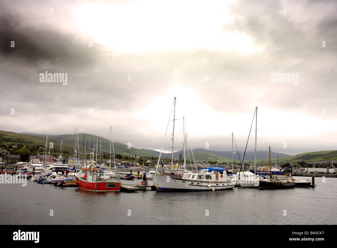 Barche nel porto di Dingle su un giorno di tempesta, Repubblica di Irlanda Foto Stock