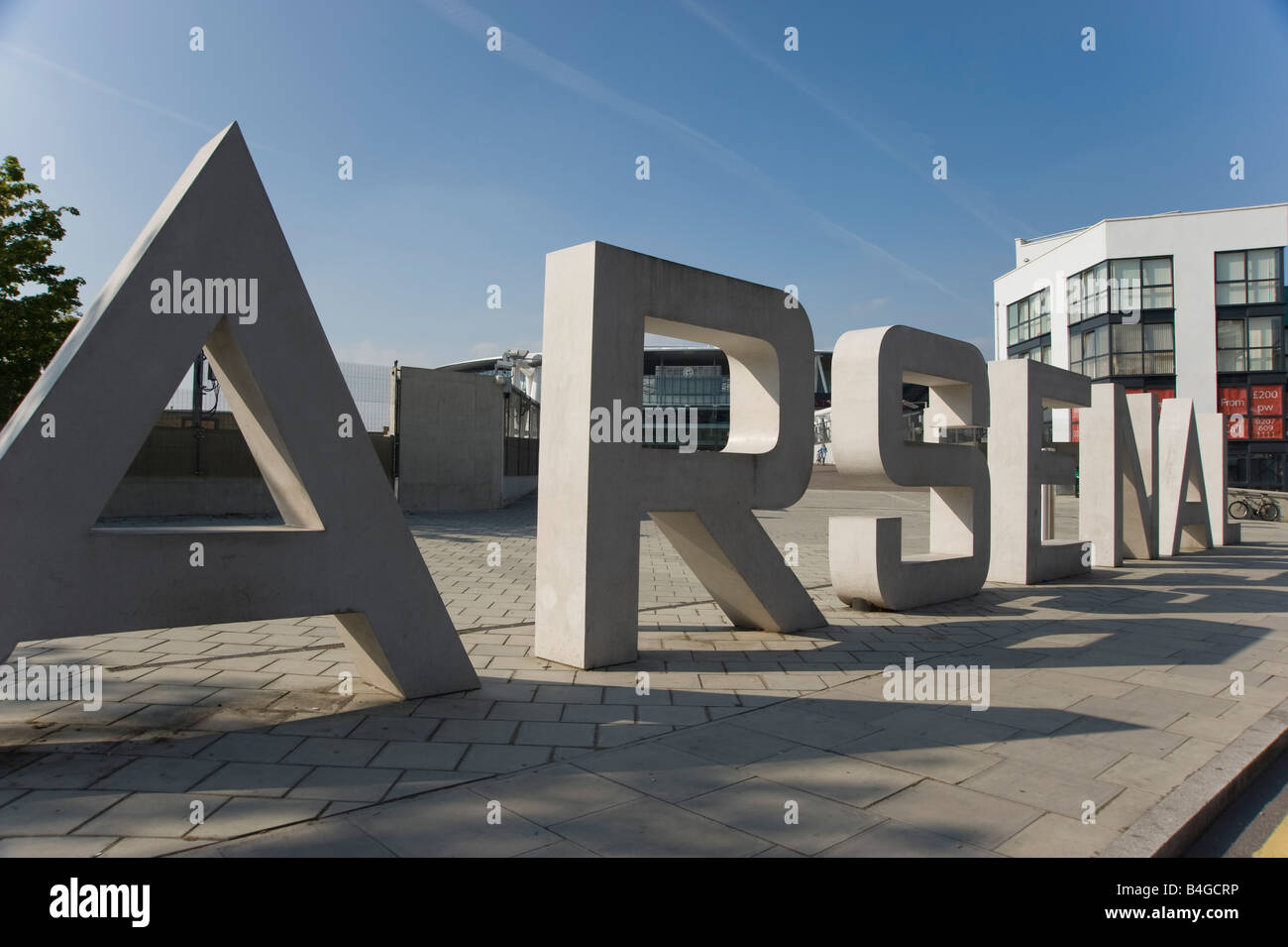 Il calcestruzzo grandi lettere scrivi "Arsenal" al di fuori dell'Arsenal Emirates Stadium London REGNO UNITO Foto Stock