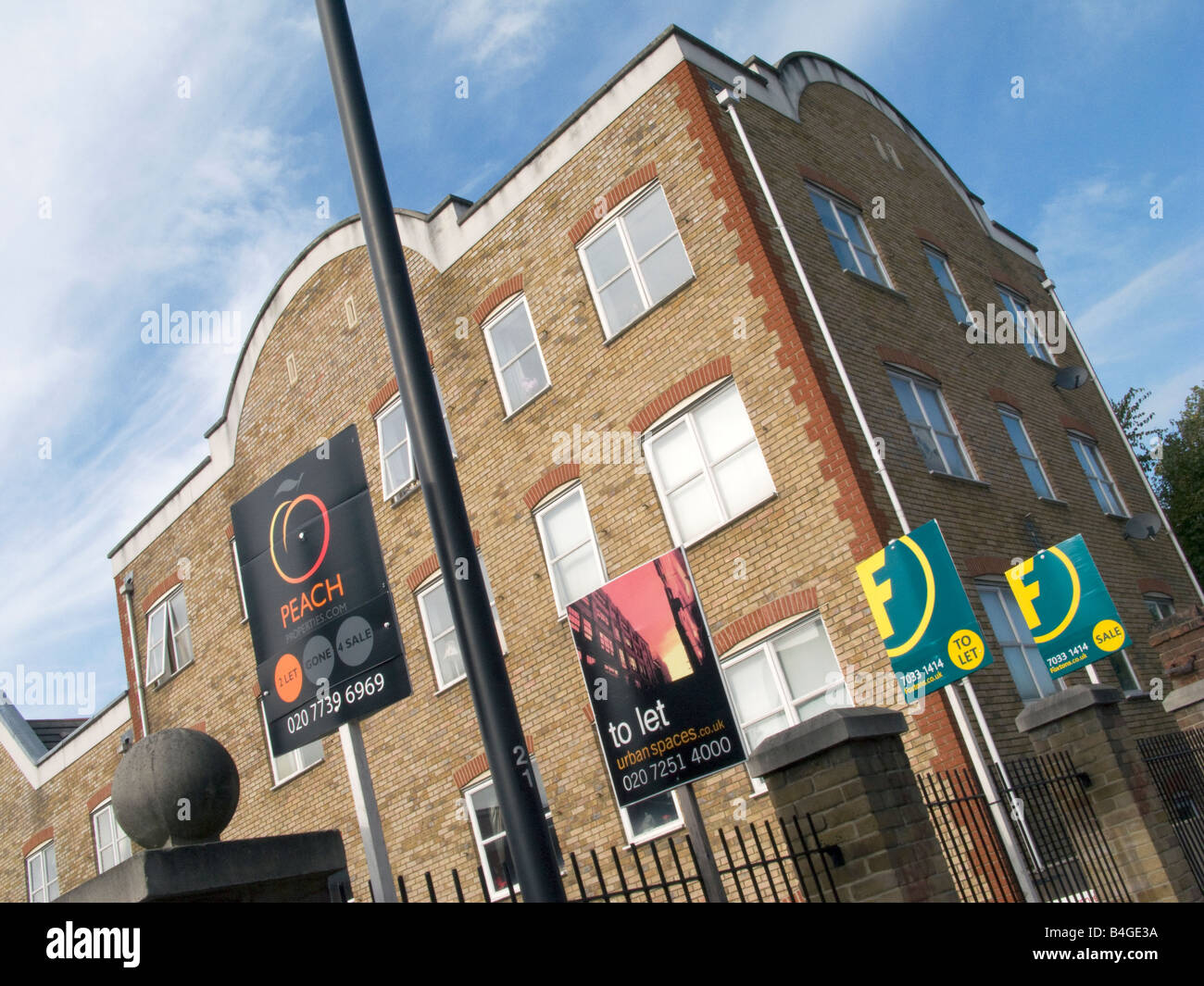 Regno Unito Agenti Immobiliari "A LASCIARE" e per la vendita " segni a Londra durante l'alloggiamento attuale crisi Foto di Julio Etchart Foto Stock
