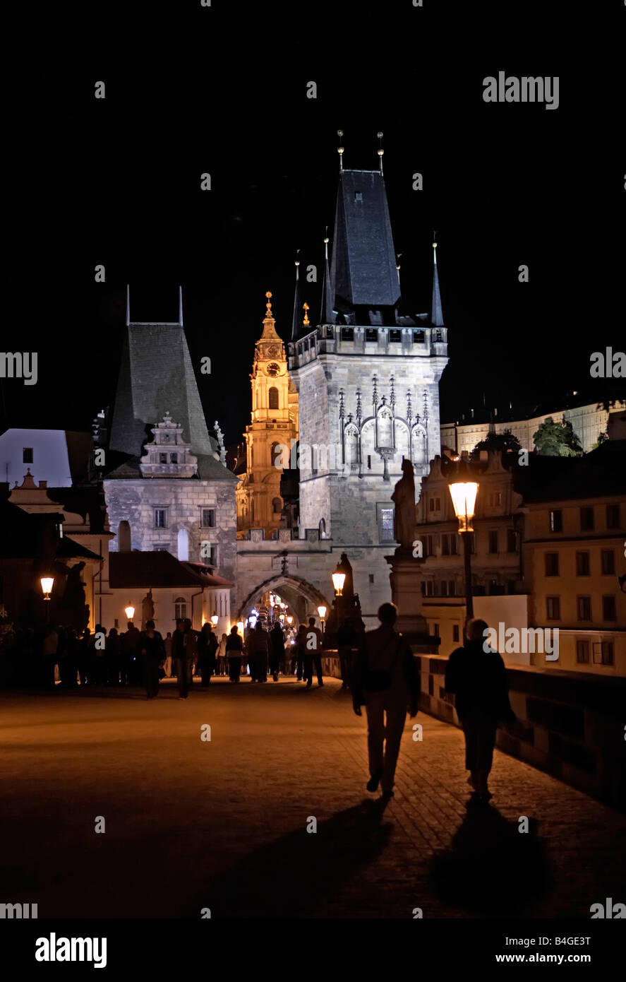 Praga ponte Carlo piccolo quartiere torri scena notturna Foto Stock