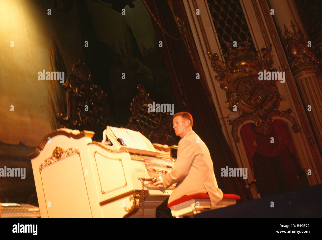 L'uomo gioca organo elettrico al Grand Theatre di Blackpool in Lancashire Foto Stock