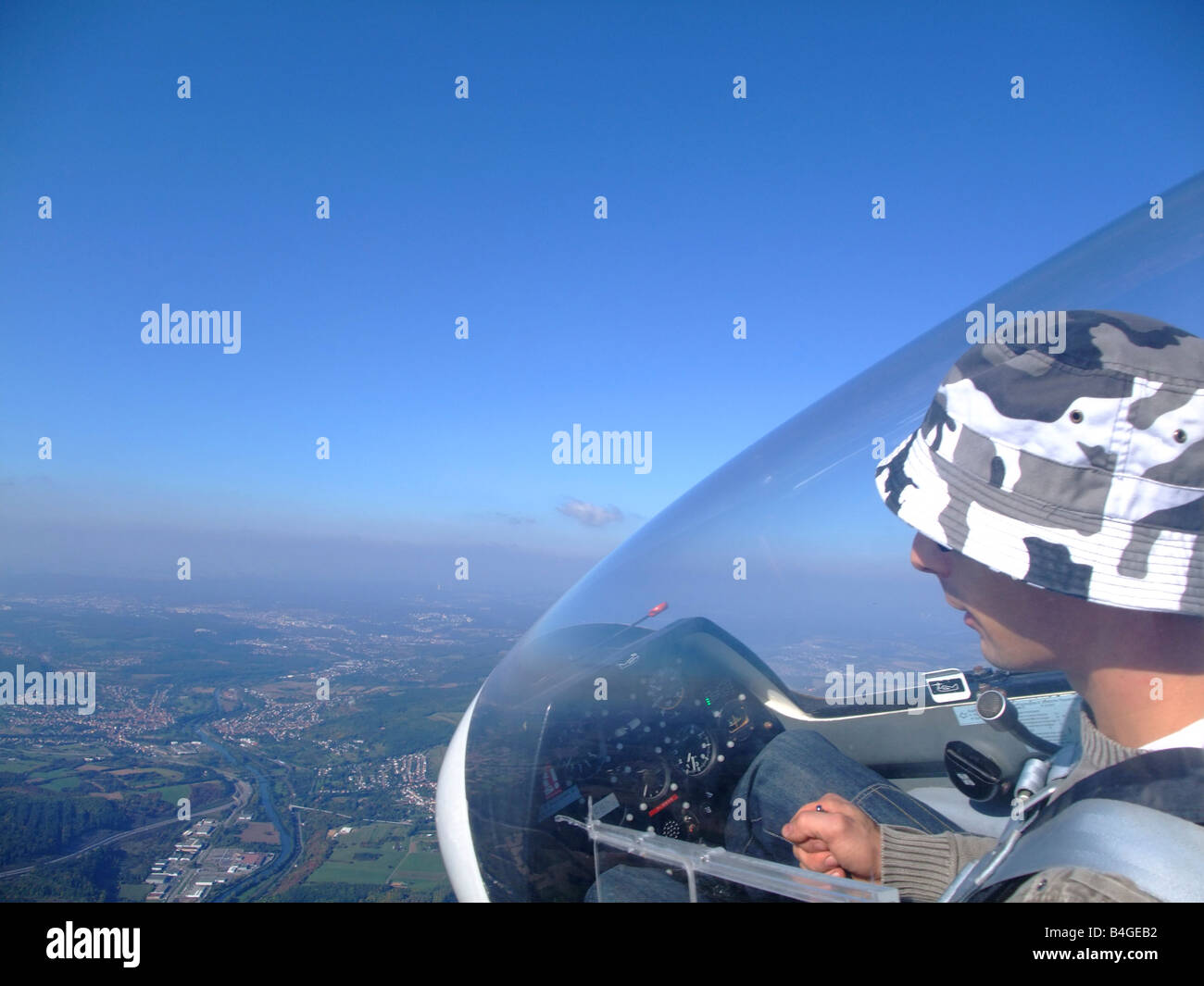 Pilota di parapendio fuori vista durante il volo - modello Glider chiedere-21 Francia Foto Stock