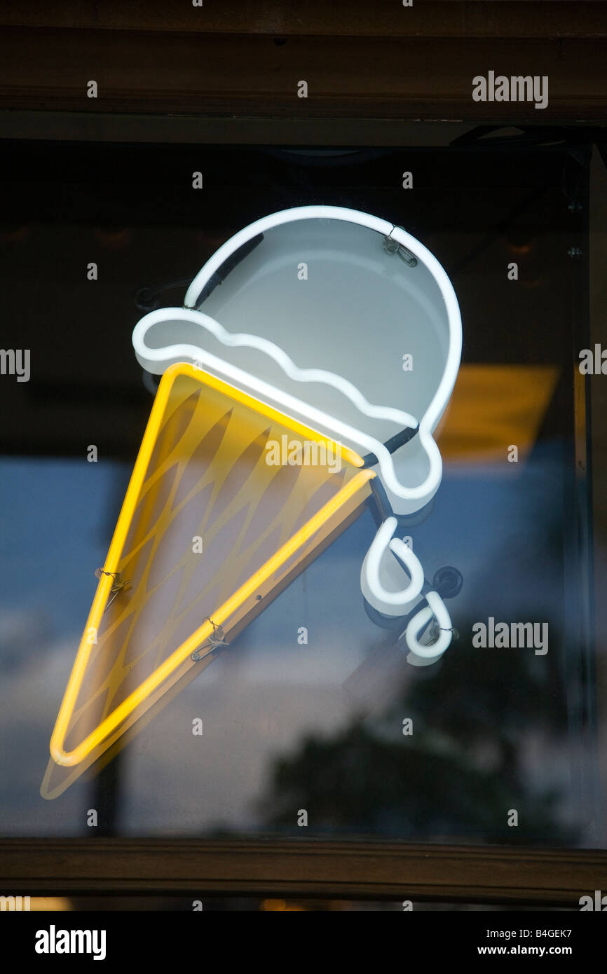 Cono gelato neon di segno nella finestra archivio Foto Stock