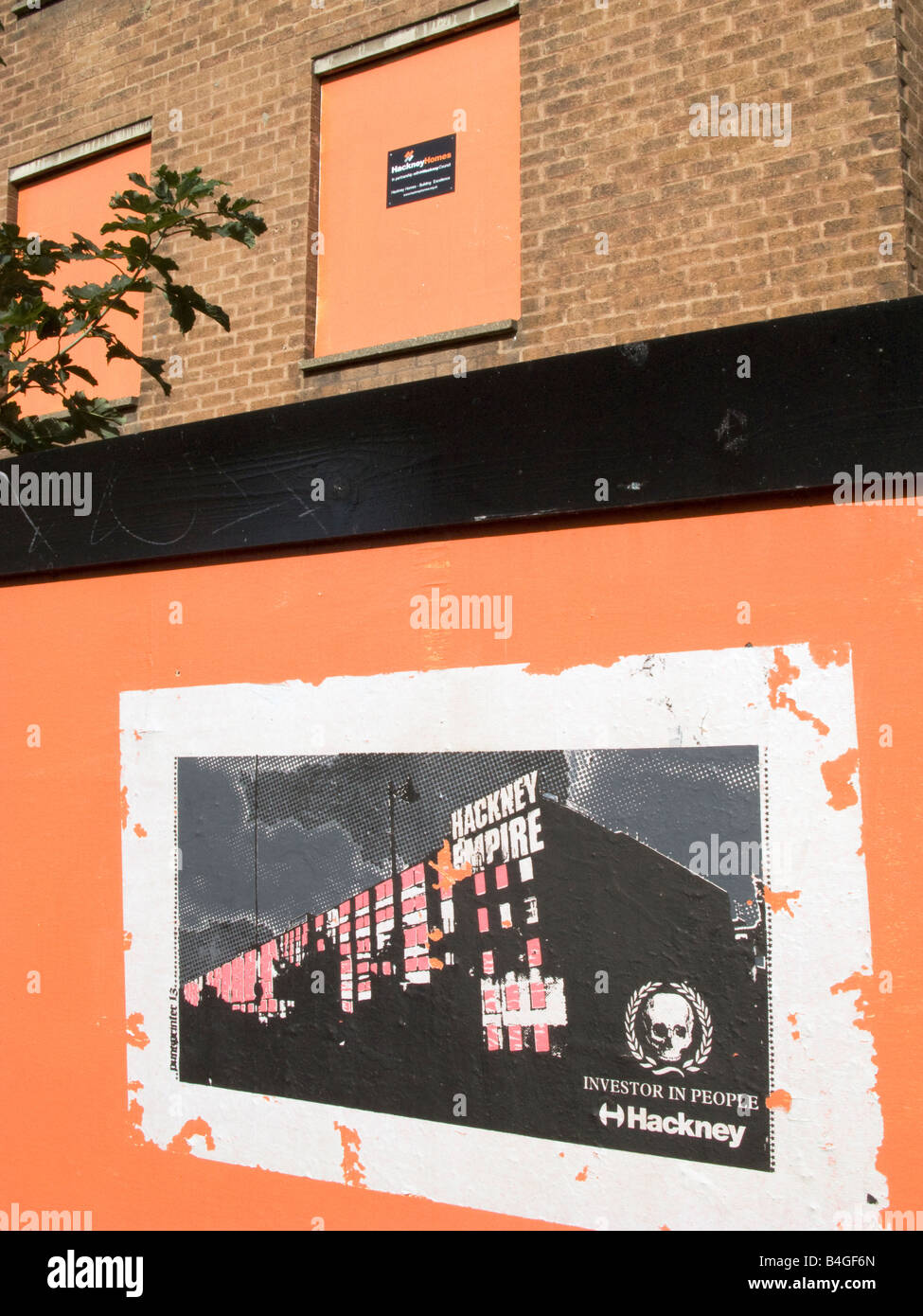 UK Anti-vendita poster in alloggiamento abbandonati estate in Hackney per la vendita di edificio privato azienda,Londra Foto © Julio Etchart Foto Stock