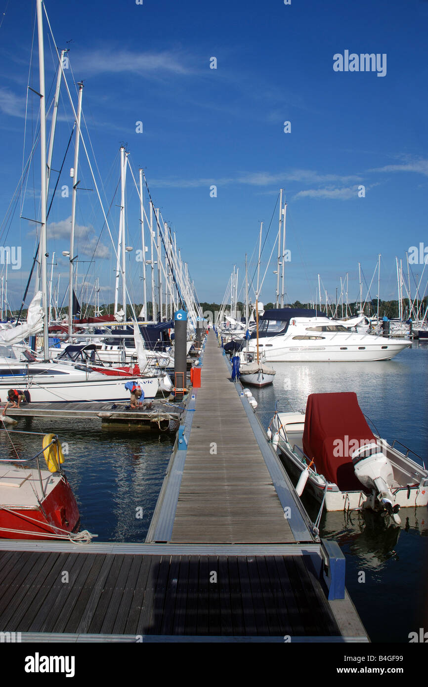 Yachts schierate lungo pontile a marina sul fiume Hamble, Southampton, Regno Unito Foto Stock