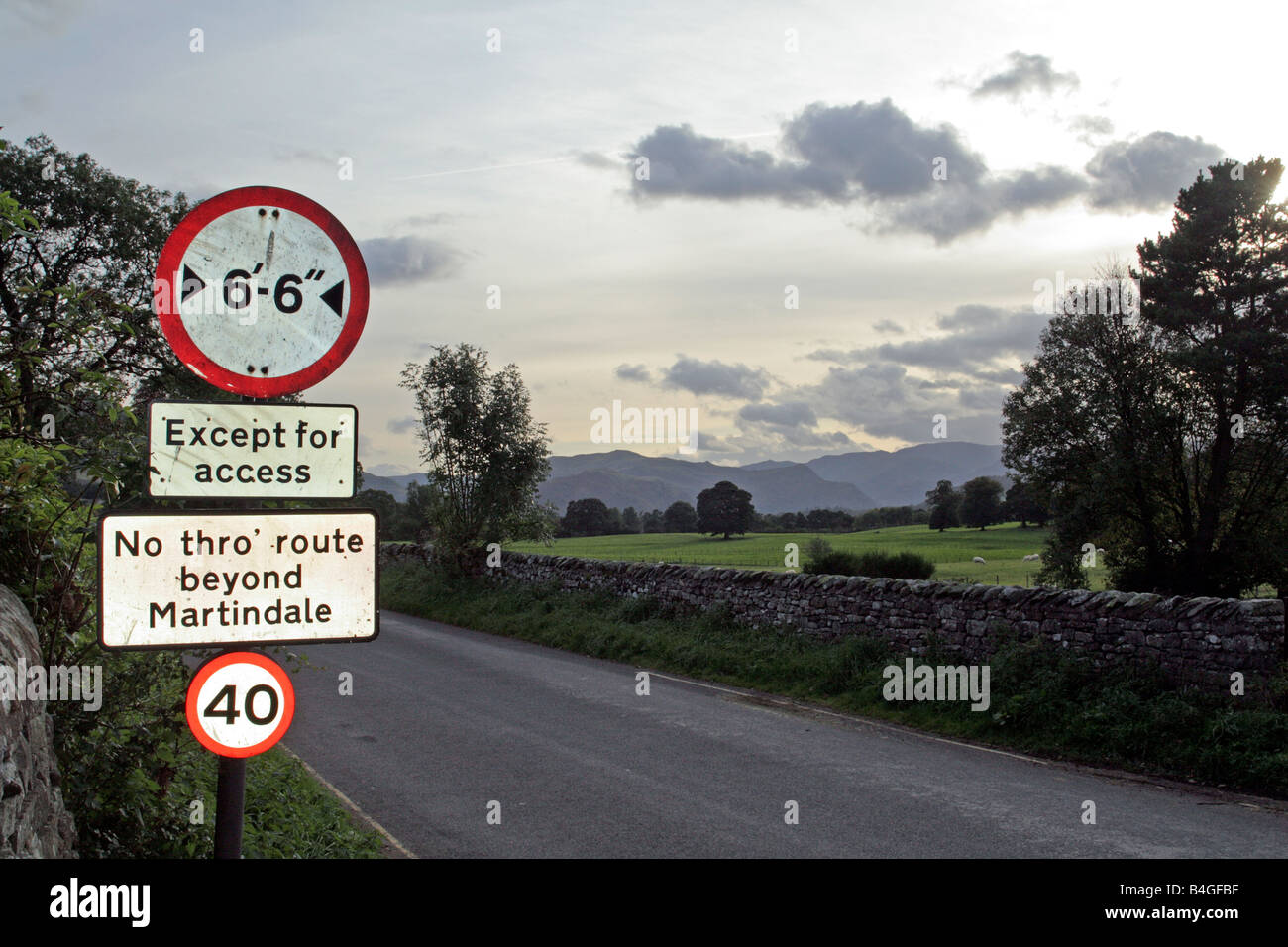 Nessuna strada attraverso la restrizione di larghezza di limitazione di velocità a MARTINDALE ULLSWATER Lake District inglese Foto Stock