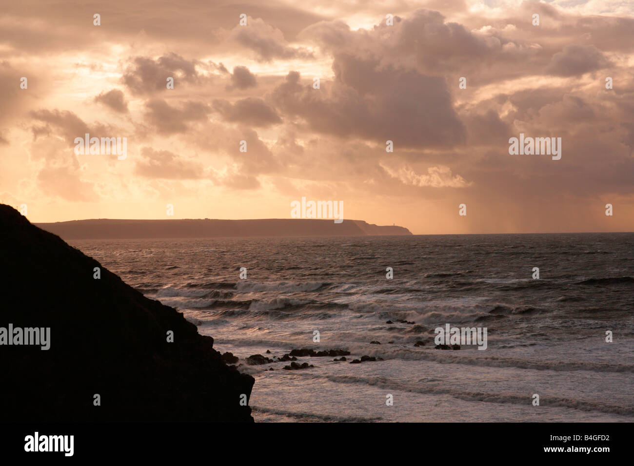 Nuvole temporalesche raccogliendo oltre Hartland Point off il North Devon Coast. Foto Stock