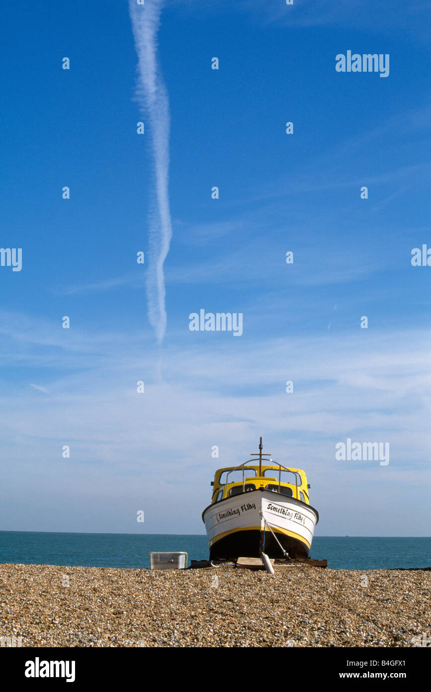 Blu cielo sopra la barca sulla spiaggia di ciottoli a trattare nel Kent Foto Stock