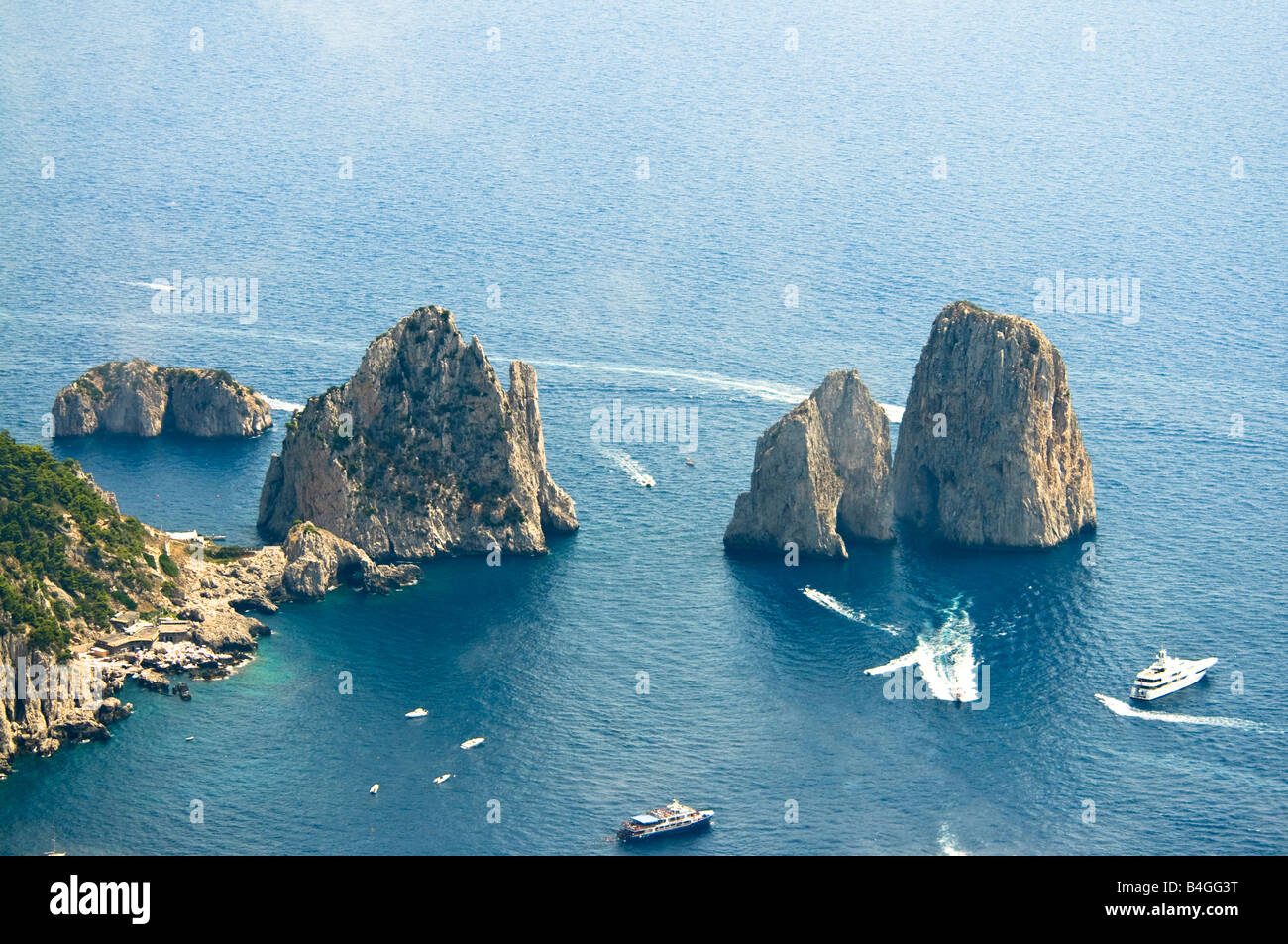 Il paesaggio dei Faraglioni di Capri Foto Stock