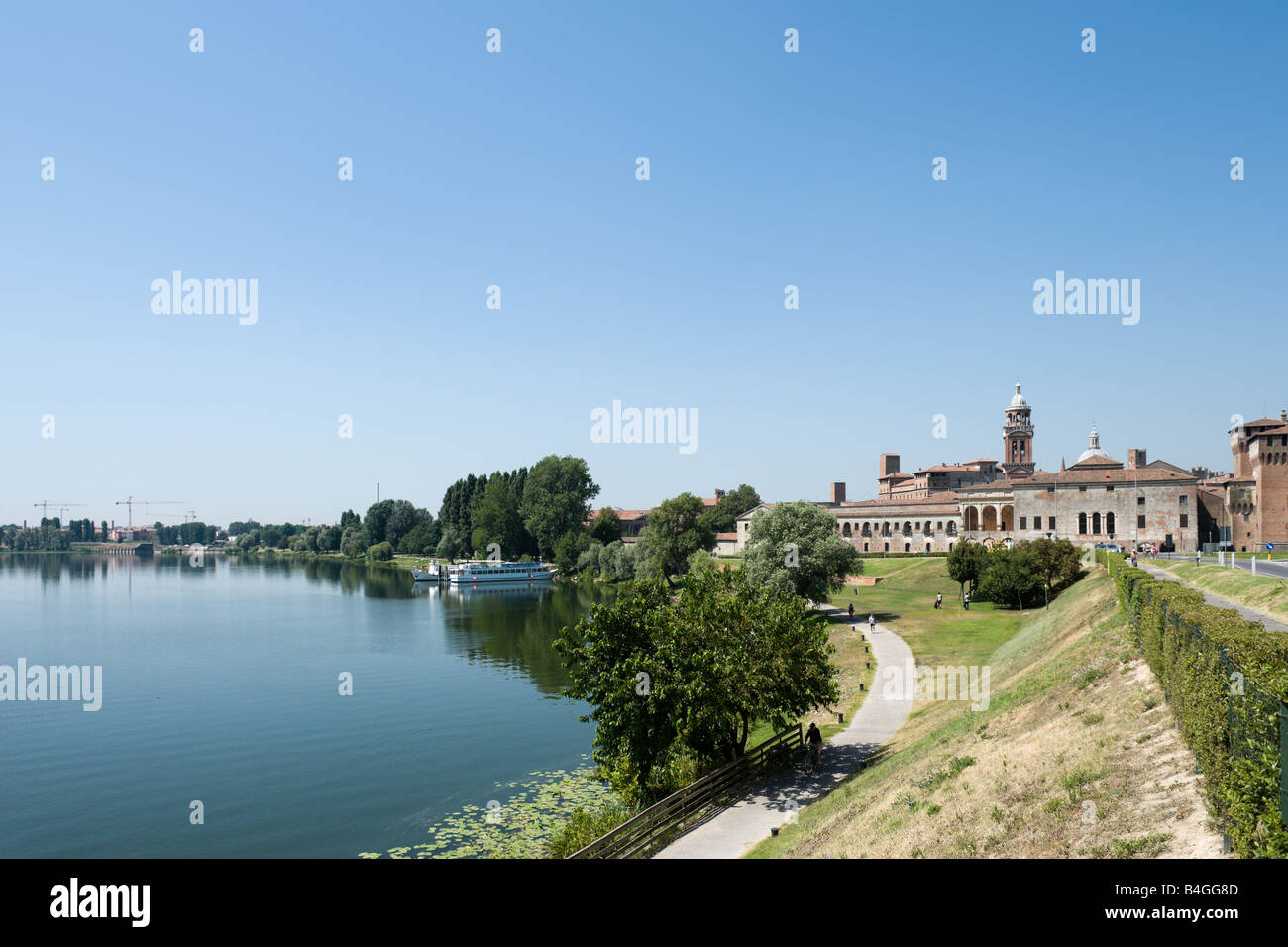 Vista della città dal Lago Inferiore con il Palazzo Ducale in background, Mantova (Mantova), Lombardia, Italia Foto Stock