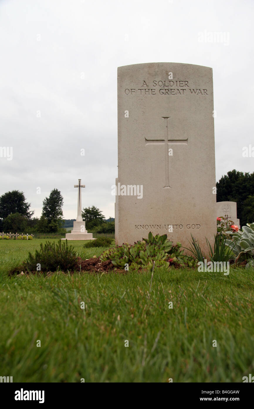 In prossimità di una tomba sconosciuta ("Note a Dio ") e la croce del sacrificio nel cimitero Theipval, sulle somme, Francia. Foto Stock