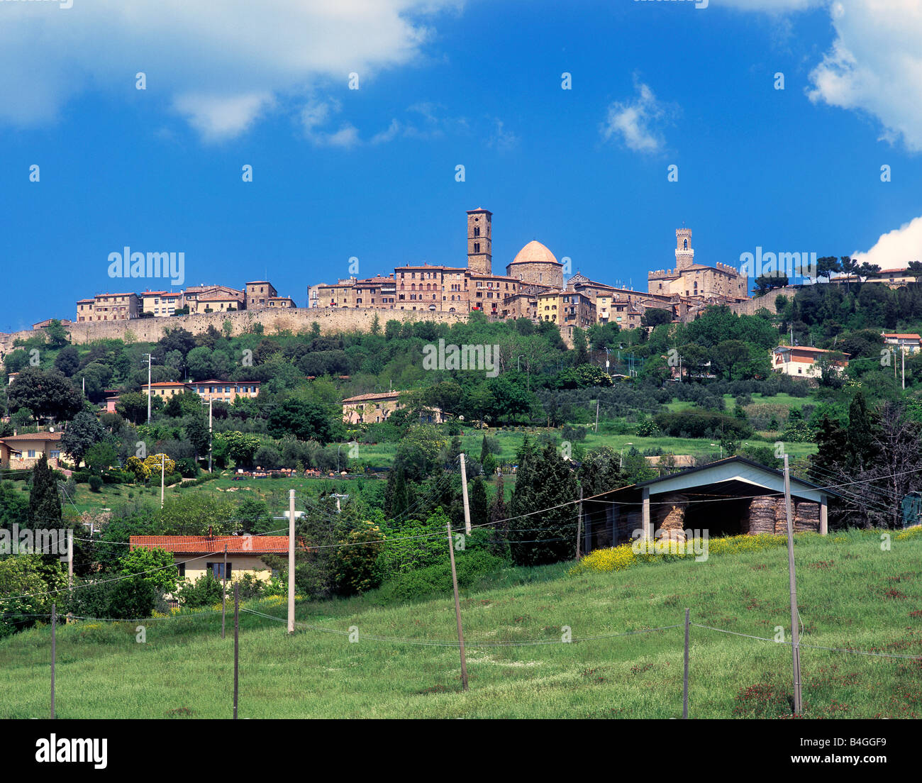 La collina fortificata città di Volterra, Italia. Foto Stock