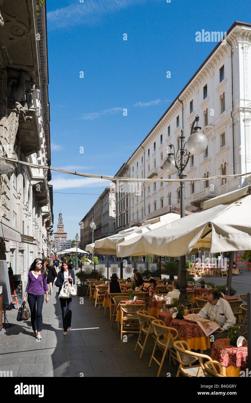 Cafe in Via Dante al momento della colazione guardando verso il Castello Sforzesco di Milano, Lombardia, Italia Foto Stock