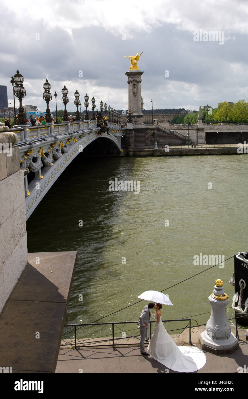 Matrimonio al Pont Alexandre III ponte sul Fiume Senna con Hotel les Invalides al di là di Parigi Francia Foto Stock