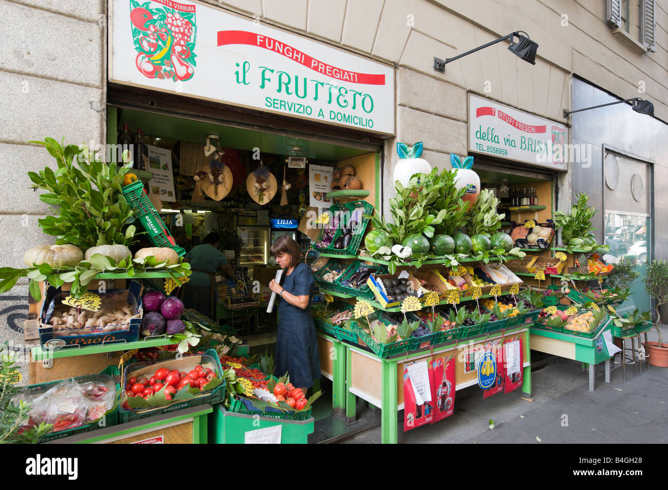 Fruttivendolo negozio nel centro della città di Milano, Lombardia, Italia Foto Stock