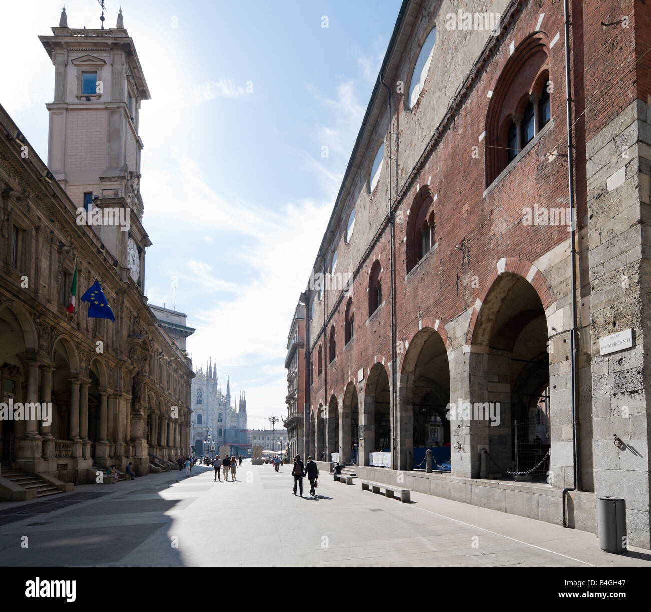 Vista dalla Piazza dei Mercanti verso il Duomo con il Palazzo della Ragione in primo piano, Milano, Lombardia, Italia Foto Stock