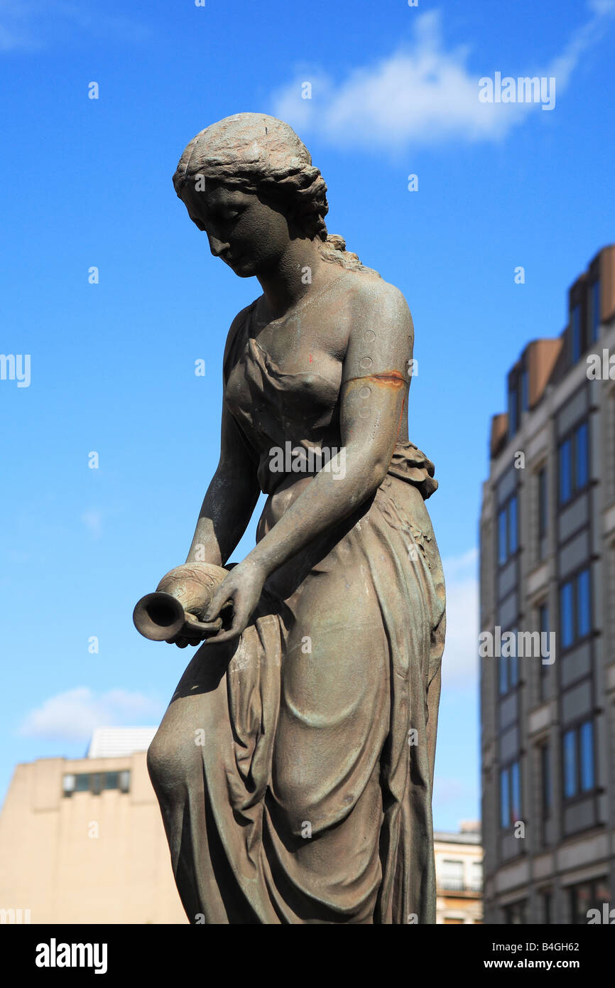 Bere donna fontana statua da ponte Blackfriar Londra Inghilterra REGNO UNITO Foto Stock