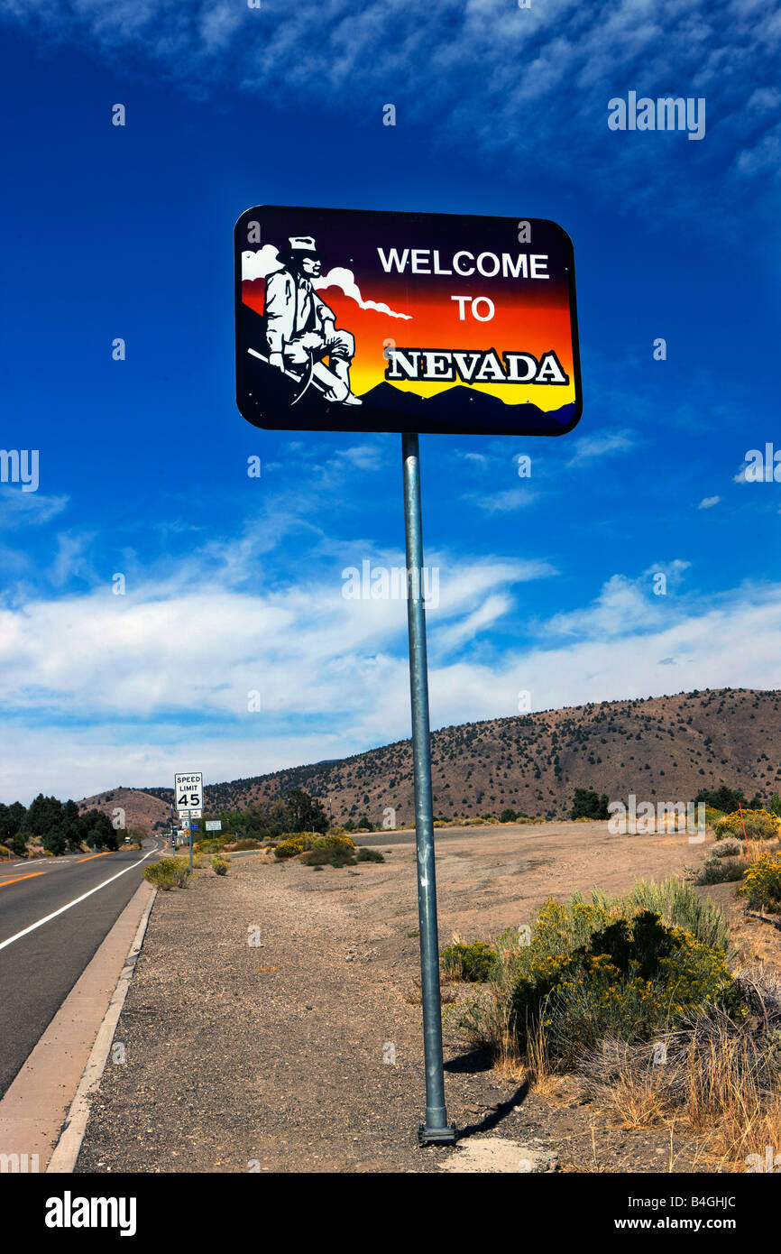 Benvenuti al segno del Nevada situato sulla US 395 in direzione nord a la California e Stato di Nevada linea, Topaz Lake, NV. Foto Stock