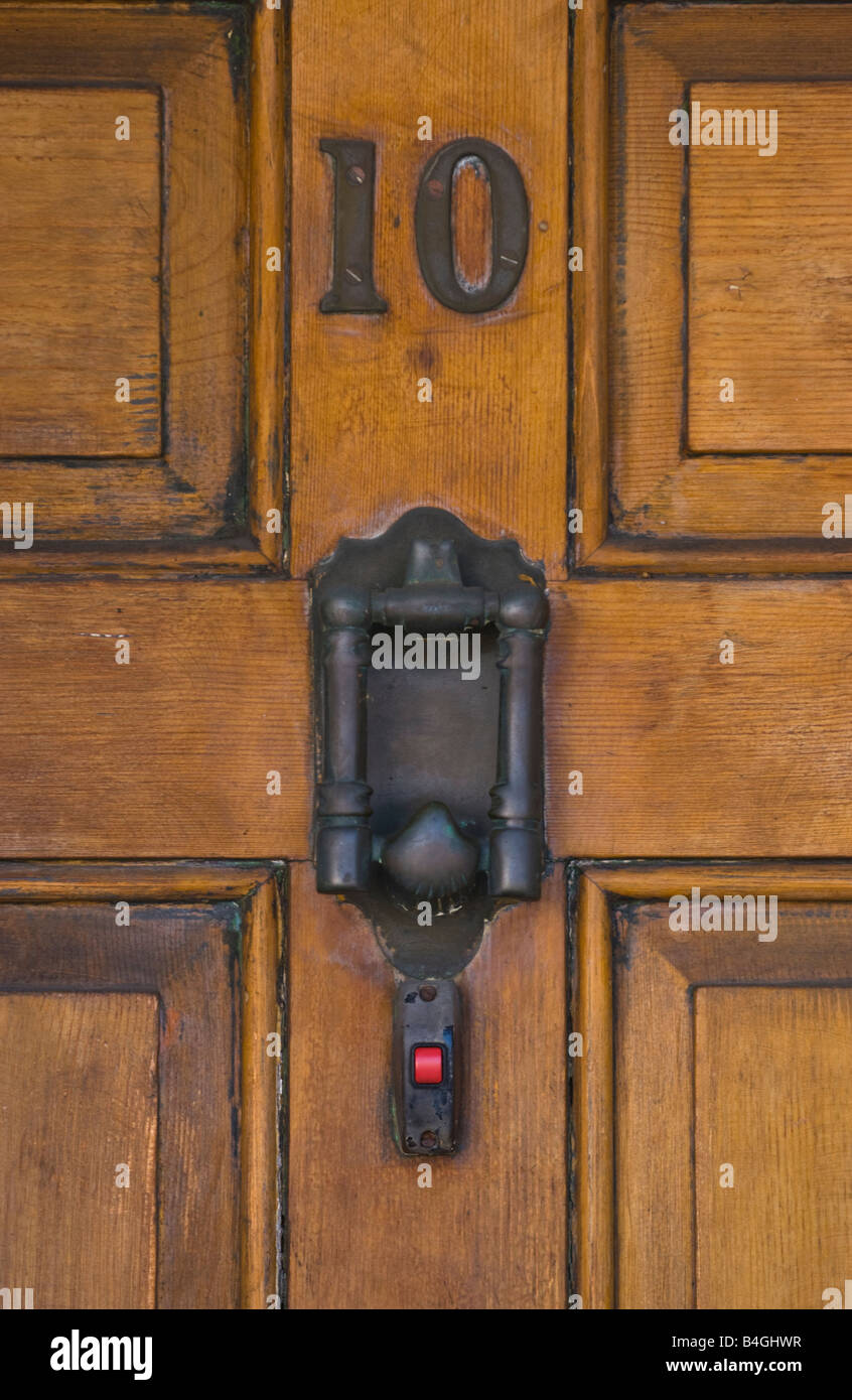 Dettaglio di legno marrone porta anteriore che mostra il numero 10 e il respingente di house REGNO UNITO Foto Stock