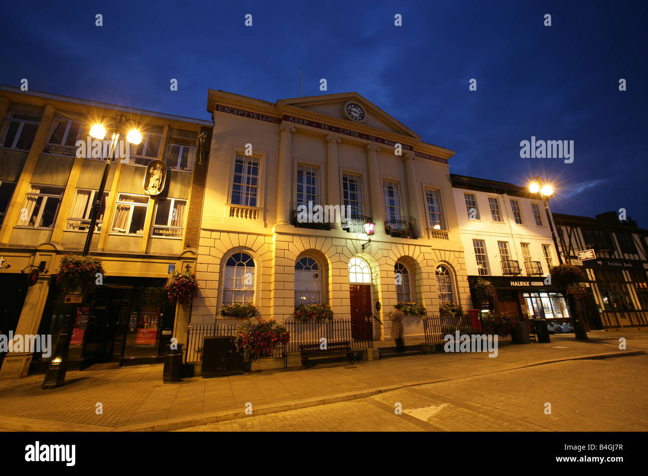 Città di Ripon, Inghilterra. Vista notturna del tardo XVIII secolo Ripon Municipio, in Piazza del Mercato. Foto Stock