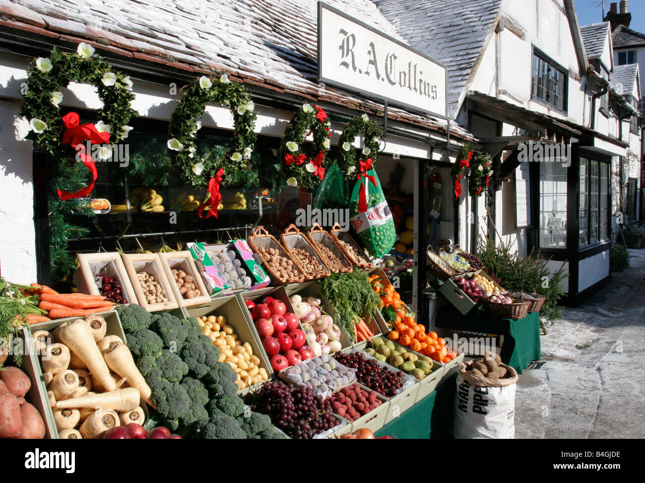 Fruttivendolo nel tempo di Natale in Shere village, Surrey, per il film "La vacanza' Foto Stock