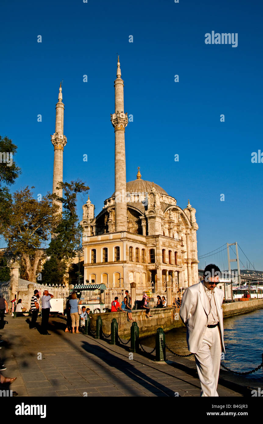 Istanbul Moschea Ortakoy Camii vicino al Ponte sul Bosforo Foto Stock