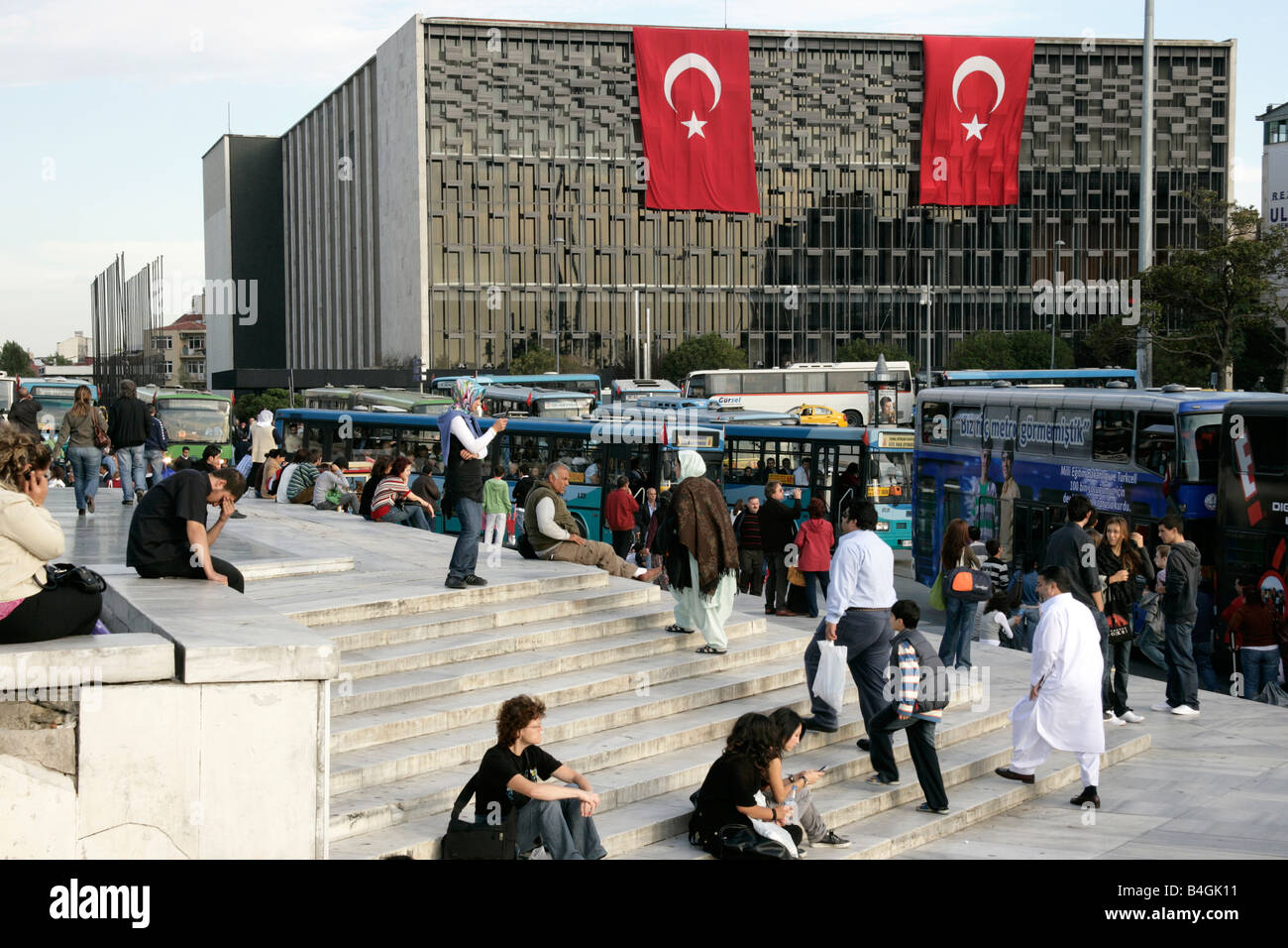 Centro Culturale Ataturk e il terminal degli autobus in Taksim, Istanbul, Turchia Foto Stock