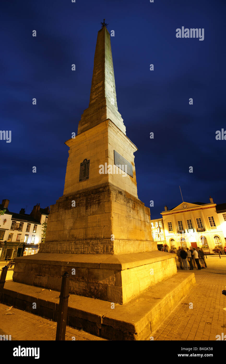 Città di Ripon, Inghilterra. La folla si riuniscono per osservare Ripon's Wakeman eseguendo la tromba antica cerimonia di soffiaggio. Foto Stock