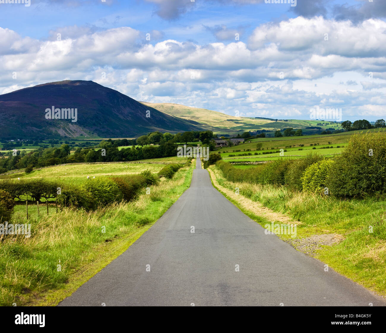 Strada di campagna, nel Lake District inglese, Cumbria, England, Regno Unito Foto Stock