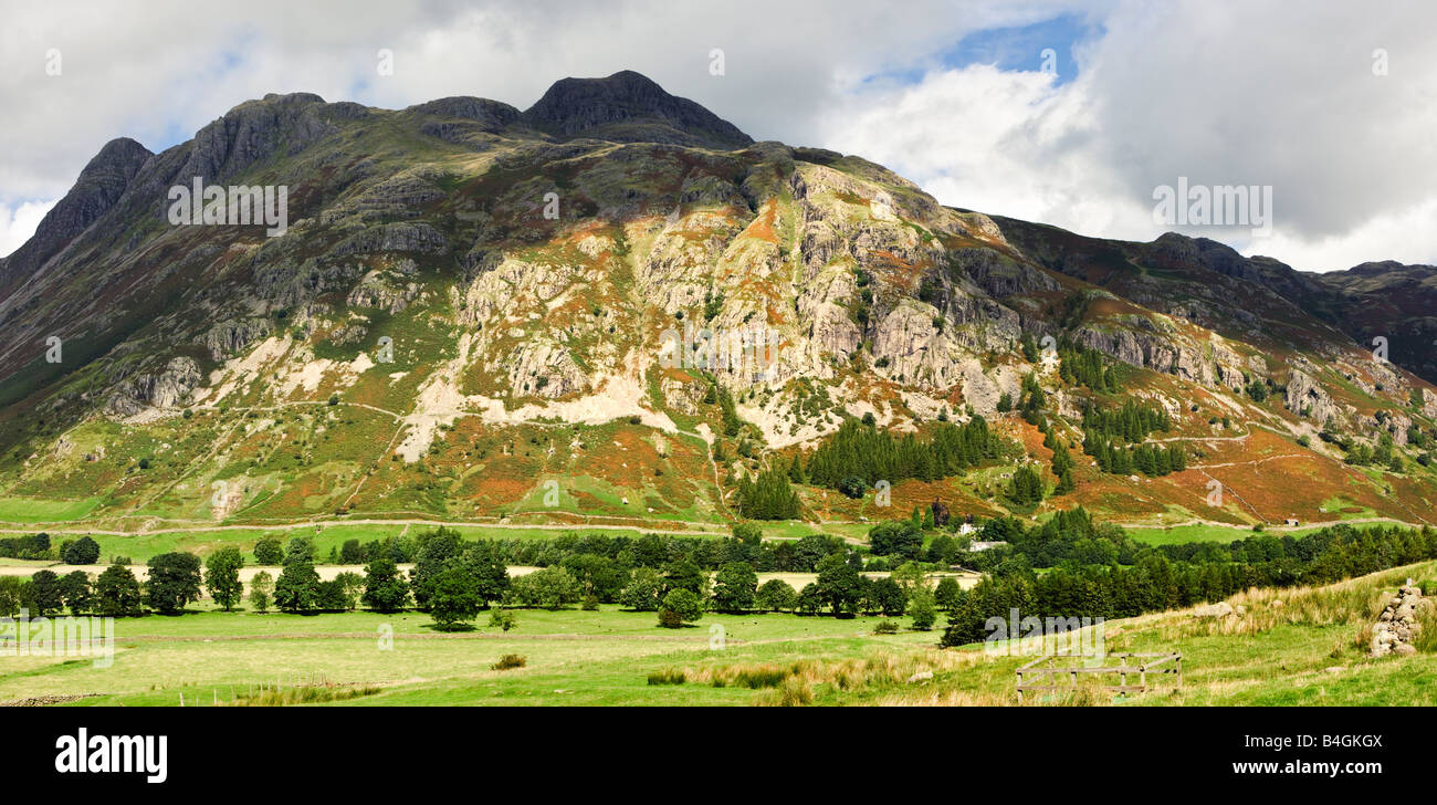 Langdale Pikes nel Lake District inglese Cumbria Inghilterra England Regno Unito Foto Stock