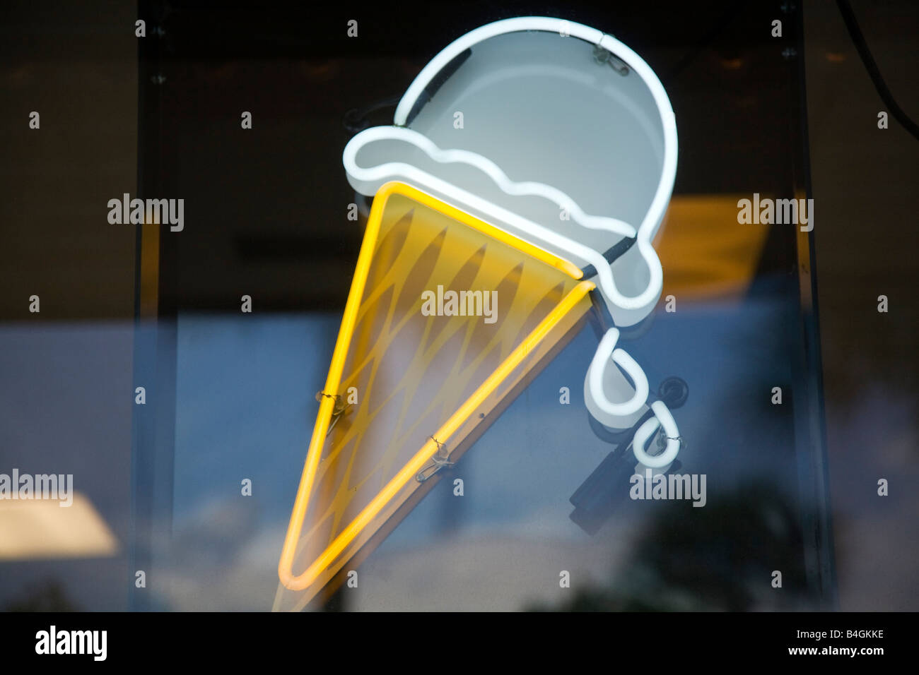 Cono gelato neon di segno nella finestra archivio Foto Stock