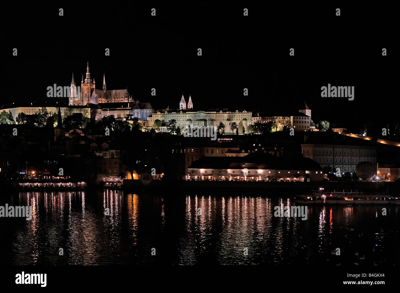 Il castello di Praga fiume Vltava e piccolo quartiere dal ponte Carlo e da notte Foto Stock
