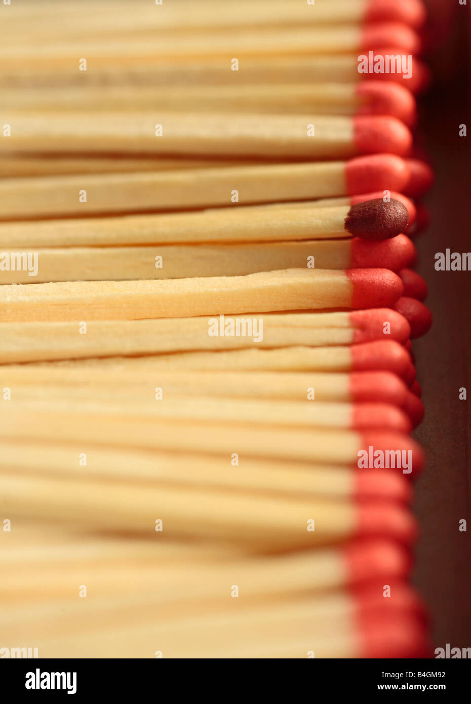 Una serie di corrispondenze di colore rosa con uno di colore marrone. Foto Stock