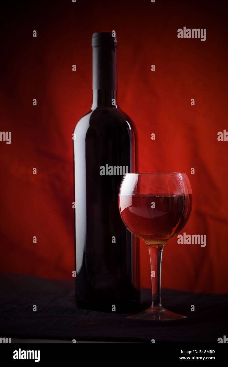 Red wineglass con bottiglia di vino Foto Stock