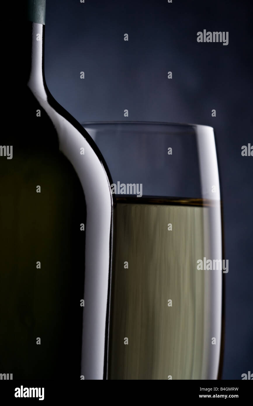 Bottiglia di vino e wineglass su sfondo blu Foto Stock