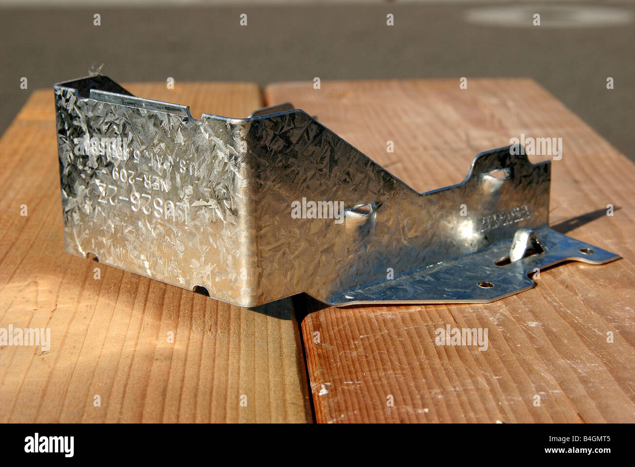 Zinco placcato zincato supporto trave in legno. Foto Stock