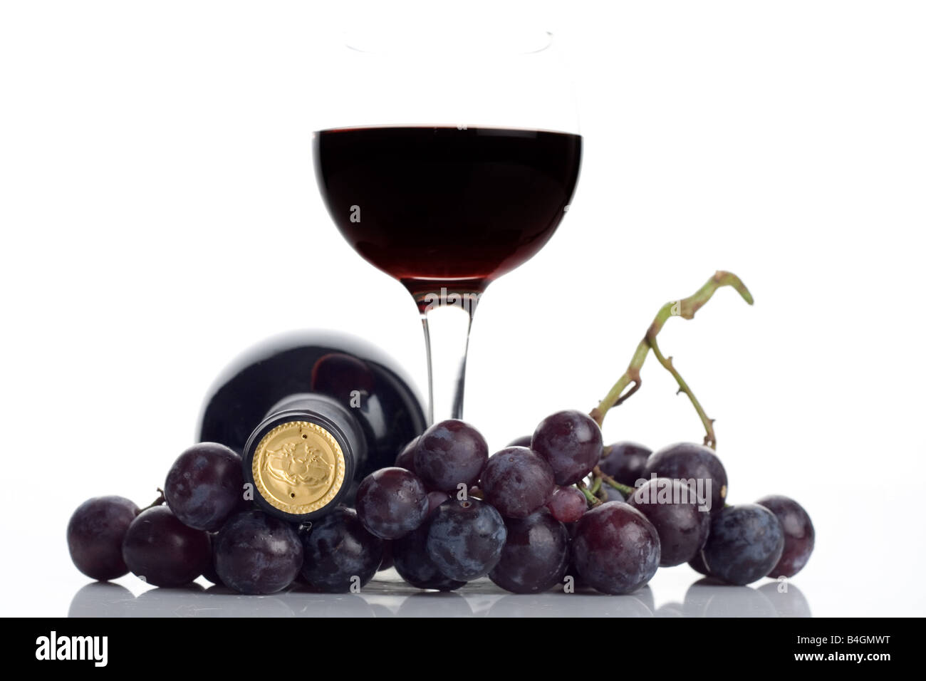 Il vino rosso di vetro con uva Foto Stock