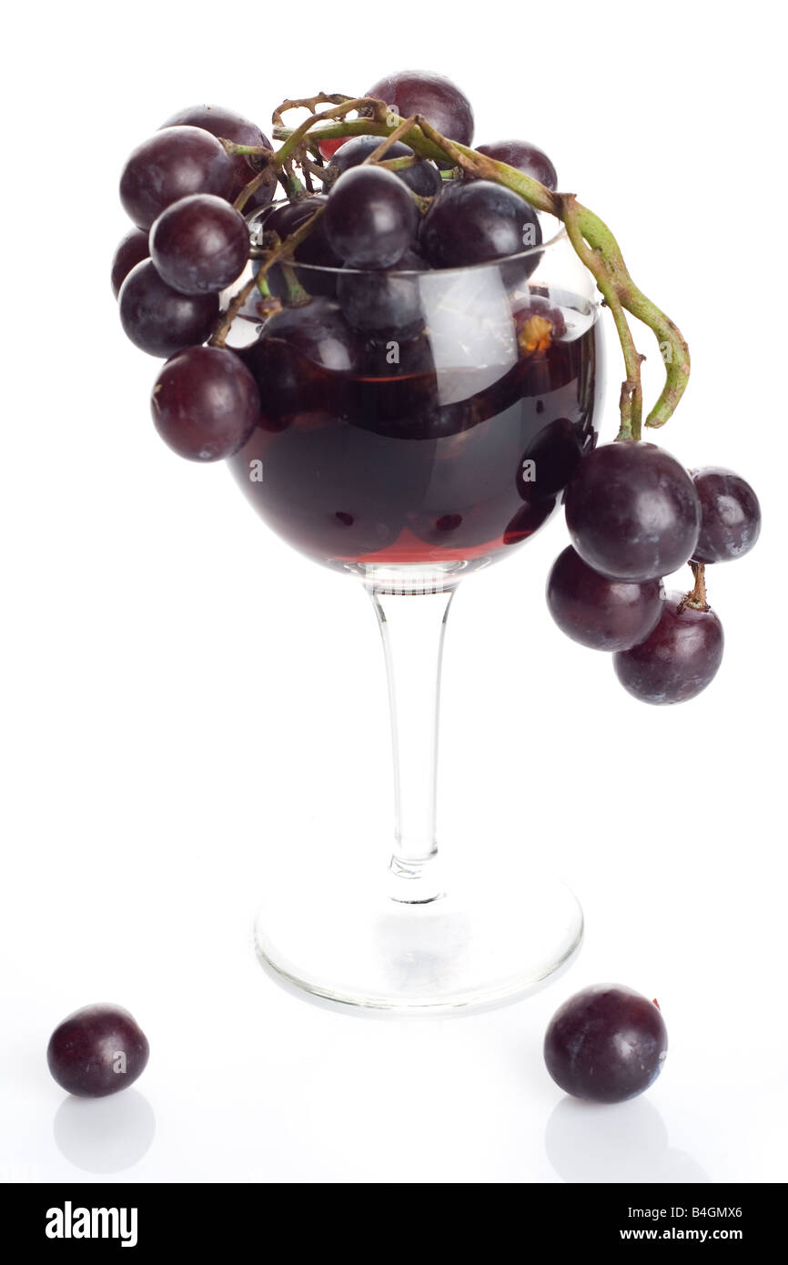 Bicchiere di vino con uve isolati su sfondo bianco Foto Stock
