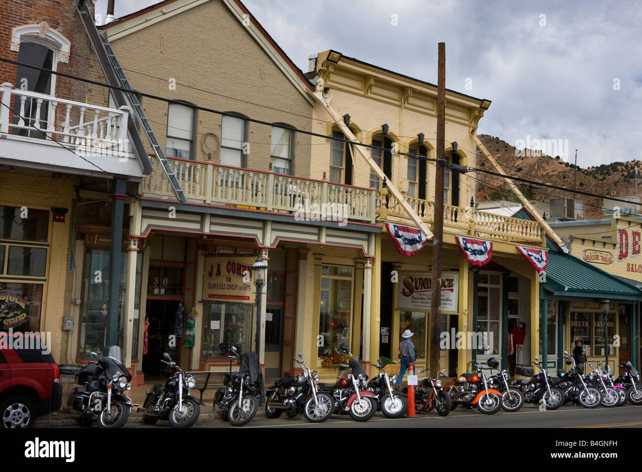 Motociclette schierate nella parte anteriore del negozio e fronti in Virginia City, Nevada, America nazionale più grande del punto di riferimento storico. Foto Stock