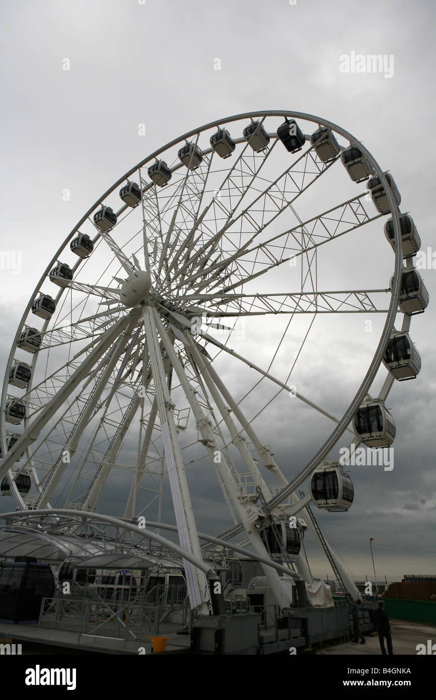 La Great Yarmouth occhio ruota panoramica Ferris il 18 luglio 2008 alla vigilia della sua inaugurazione sotto una tempesta cielo di Norfolk Foto Stock