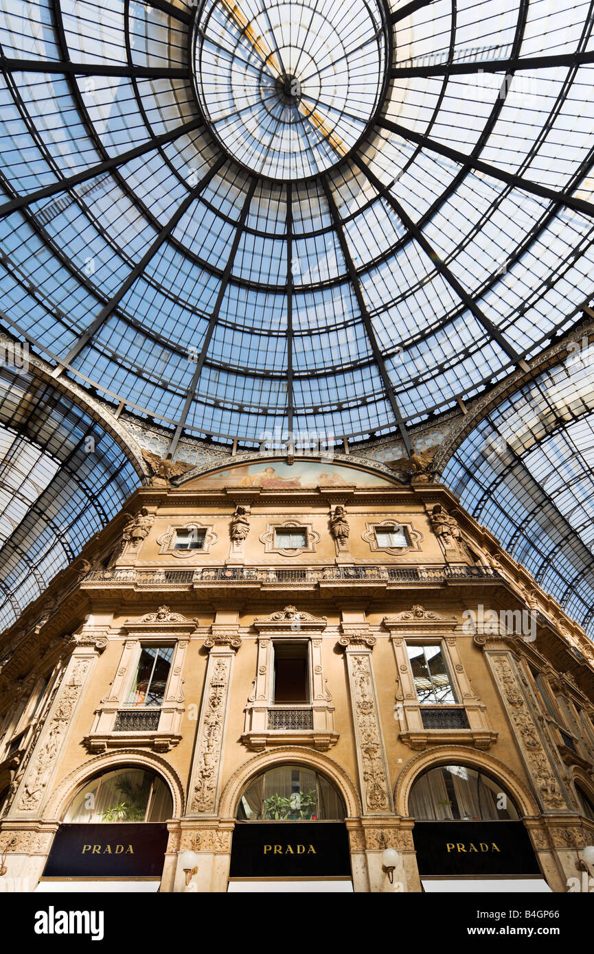 Prada store in Galleria Vittorio Emanuele II, Milano, Lombardia, Italia Foto Stock