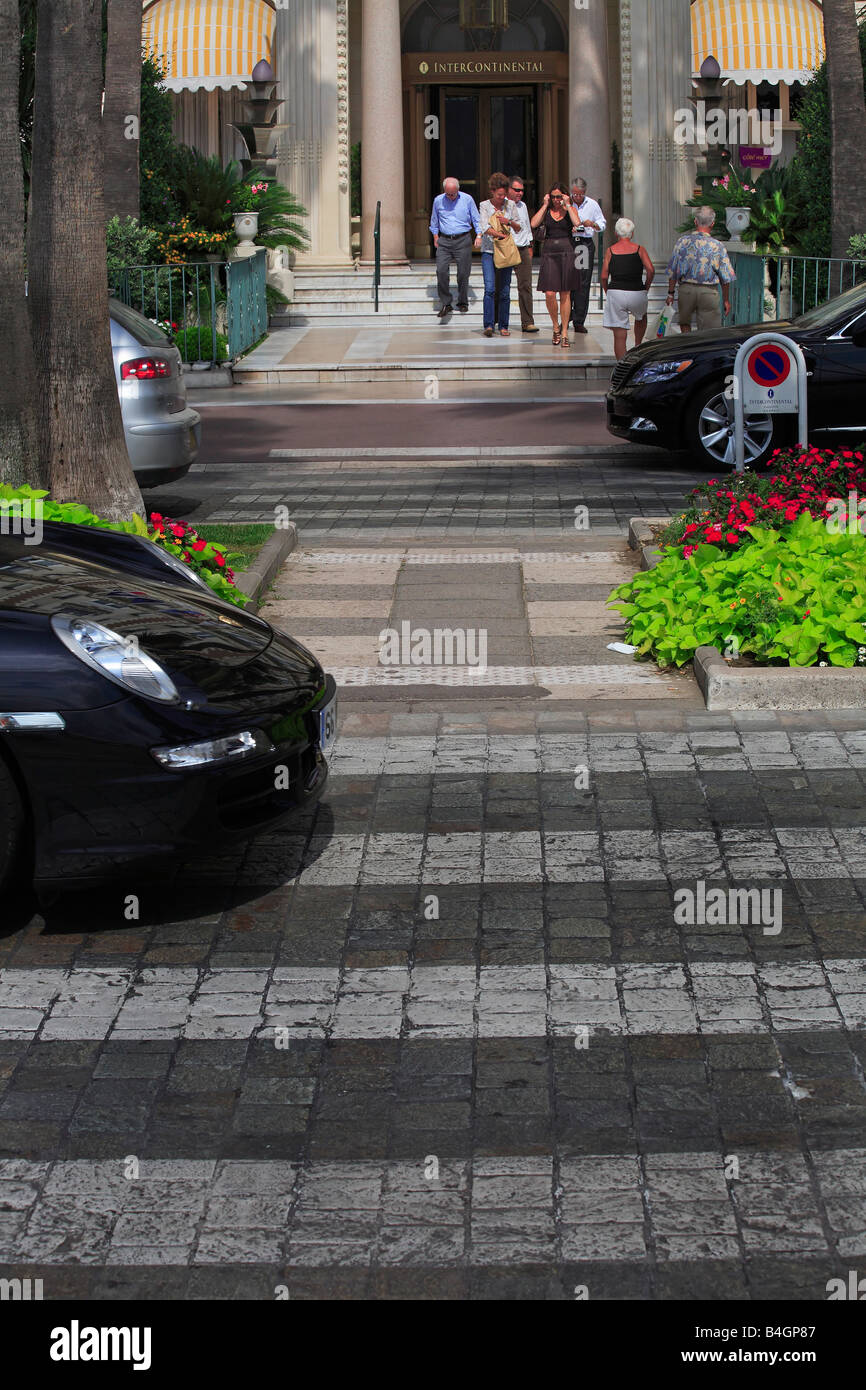 Una Porsche passando il Carlton Hotel, Cannes, Cote D'Azur, in Francia Foto Stock