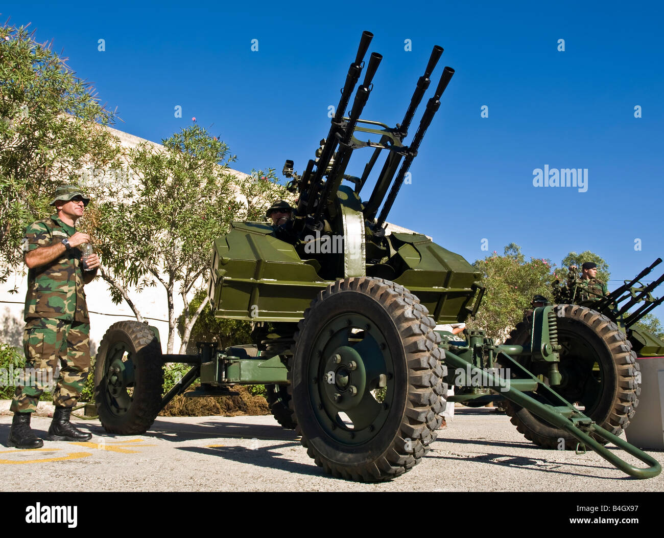 Soldati dimostrando un Anti aerei pistola durante una delle Forze Armate di Malta open day in caserma di Luqa Foto Stock