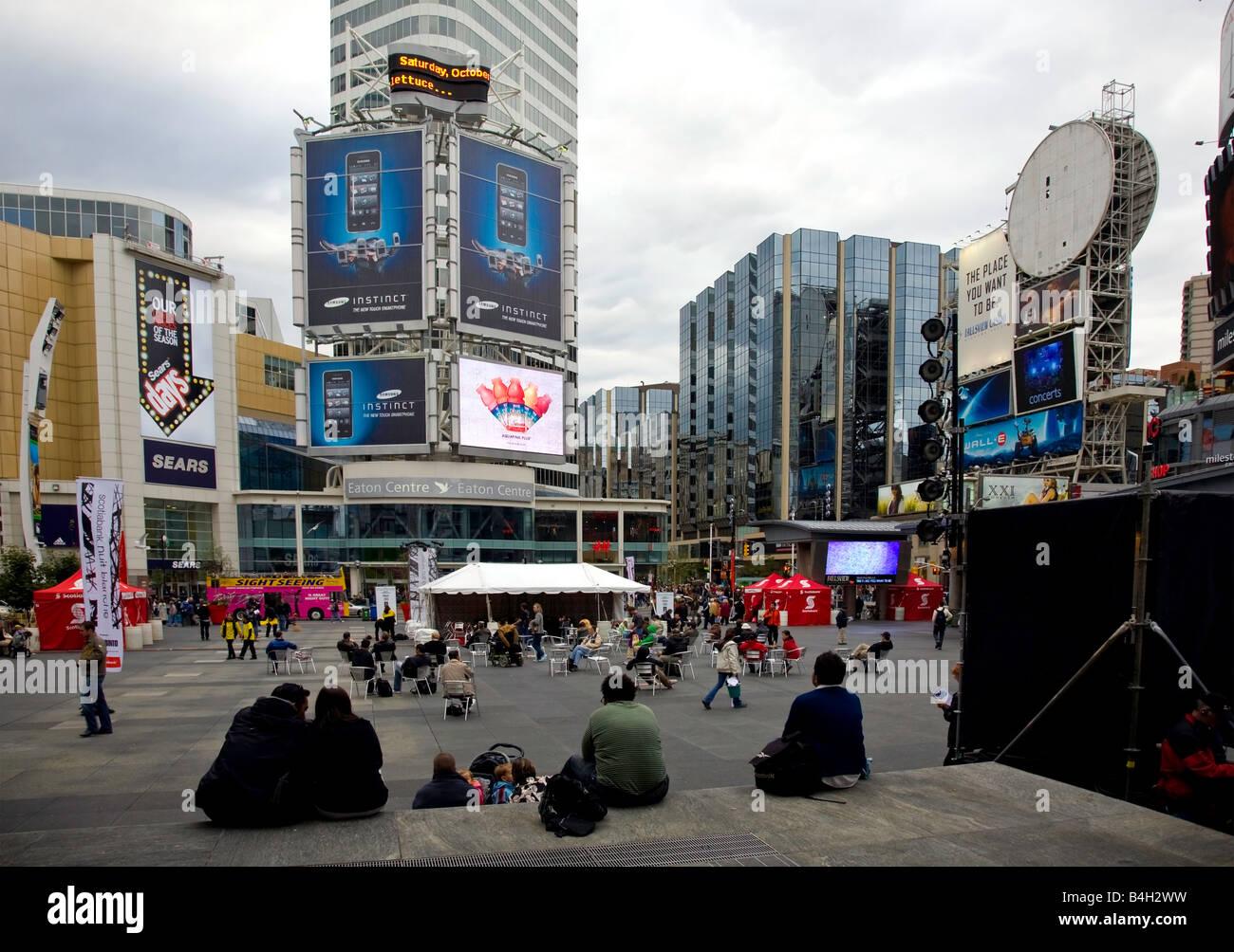 Dundas Square su Yonge Street vicino al centro Eaton a Toronto, Ontario, Canada Foto Stock