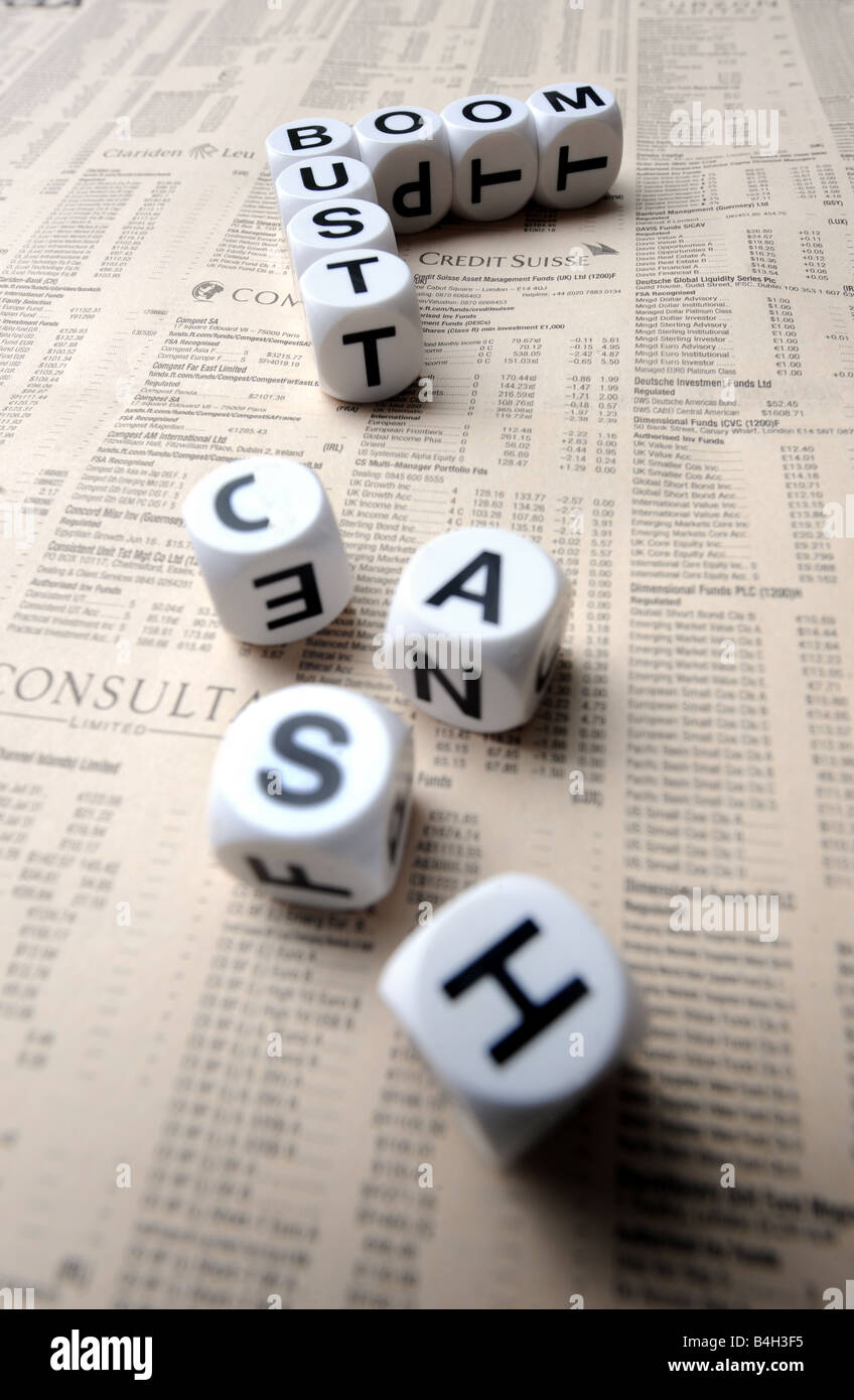 Il gioco d'azzardo con l'economia.....GIOCO DEI DADI DEL BRACCIO DI LETTURA, busto e contanti sulla copia della carta finanziaria,UK. Foto Stock