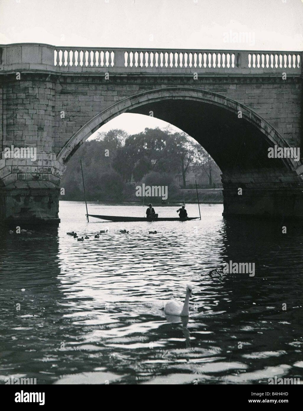 Sul fiume sotto uno degli archi del vecchio ponte di Richmond Surrey circa nel 1960 Mirrorpix Foto Stock